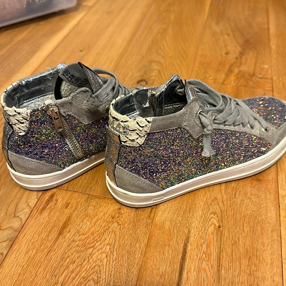 P448 Never Worn glitter sneakers, size 6
